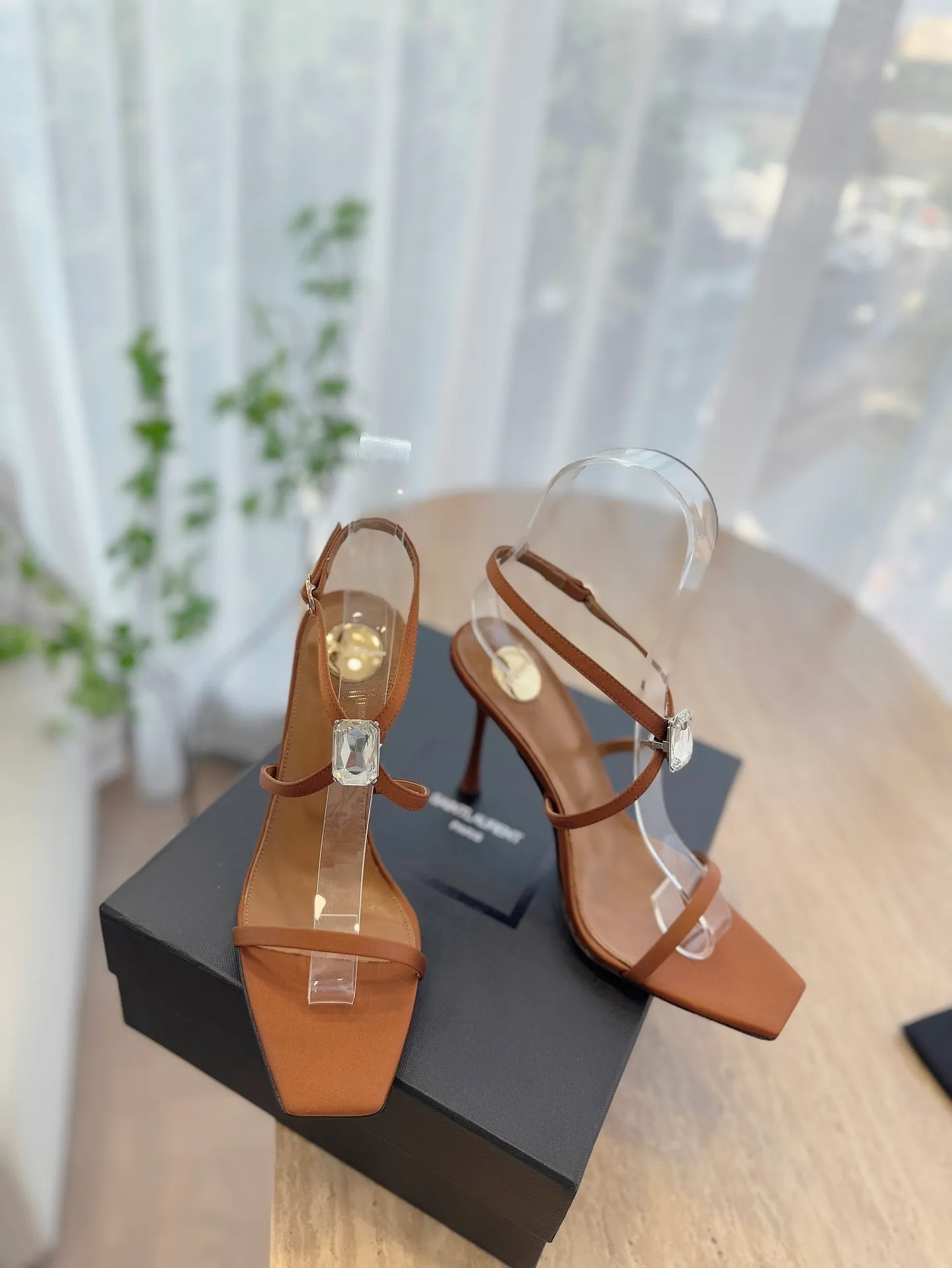 👟👟Ex-factory price 520👟👟 High version "SAINT LAUREN*" Saint Laurent YSL 25ss/spring and summer new catwalk style large rhinestone high-heeled shoes and sandals. Only YSL understands women's hearts best and does not accept refutation. It is a super invincible feminine artifact and a must-have for women (z-product full-body customization, own molded hardware accessories, perfect consistency). Compare the differences between pictures and goods on the market. ✔Upper: Customized imported calf patent leather/silk ✔Lining: Imported 🐑sheep leather ✔Sole: Imported genuine leather outsole ✔Heel height: 10.5cm ✔Number of yards: 35-39 (40 can be customized and non-returnable) (Full set of packaging)